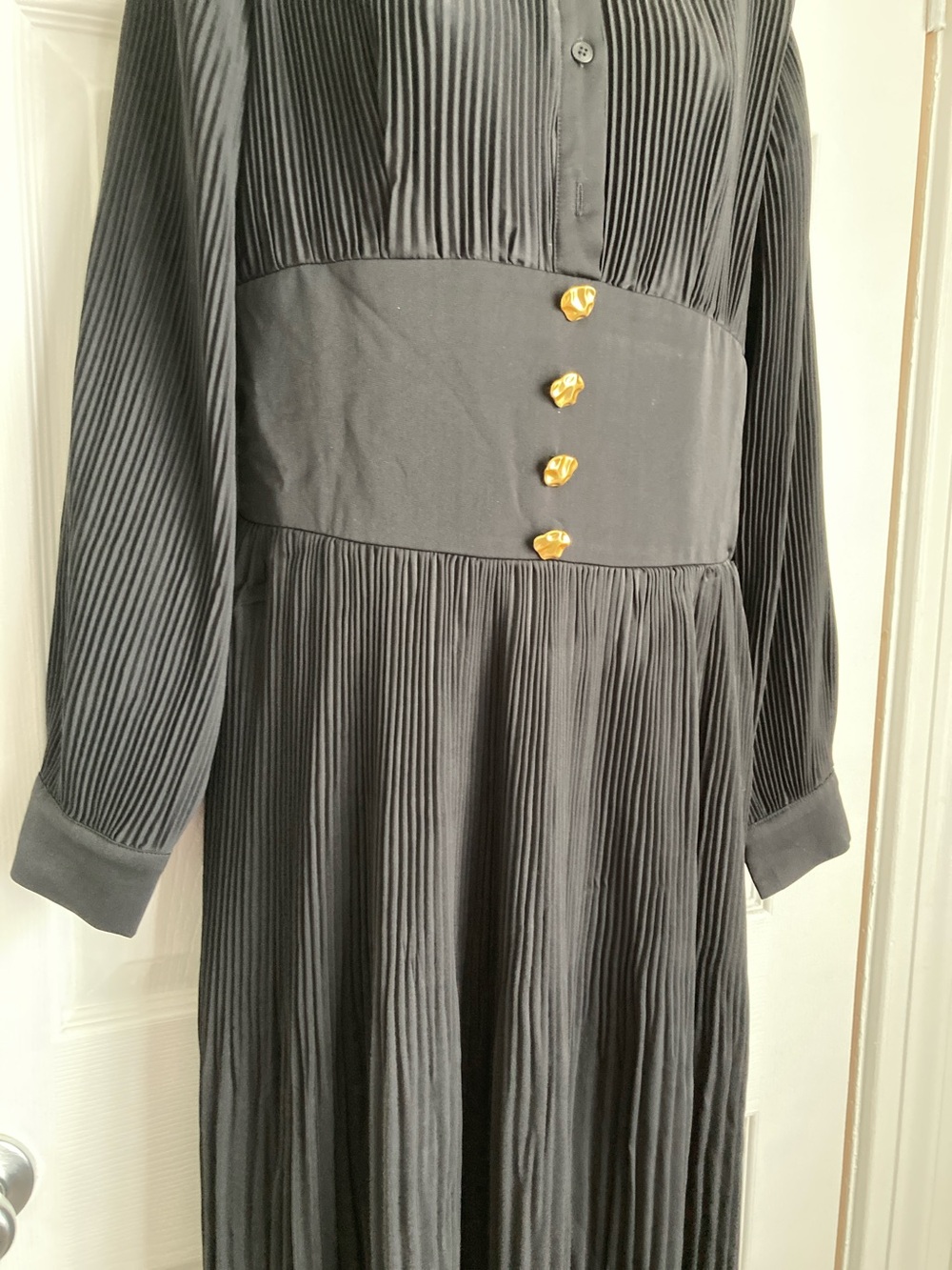MODESEES Black Long-Sleeve Pleated Maxi Dress with Gold Button Waist Size Medium - Picture 7 of 10